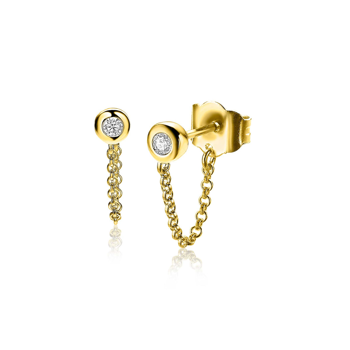 Goldplattierte Ohrringe mit runden, funkelnden Steinen und einer zarten Kette.