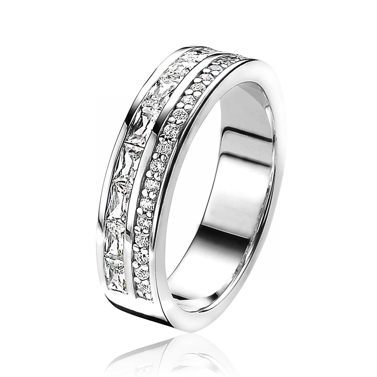 Ring aus Silber mit klaren Zirkonia-Steinen und glatter Oberfläche