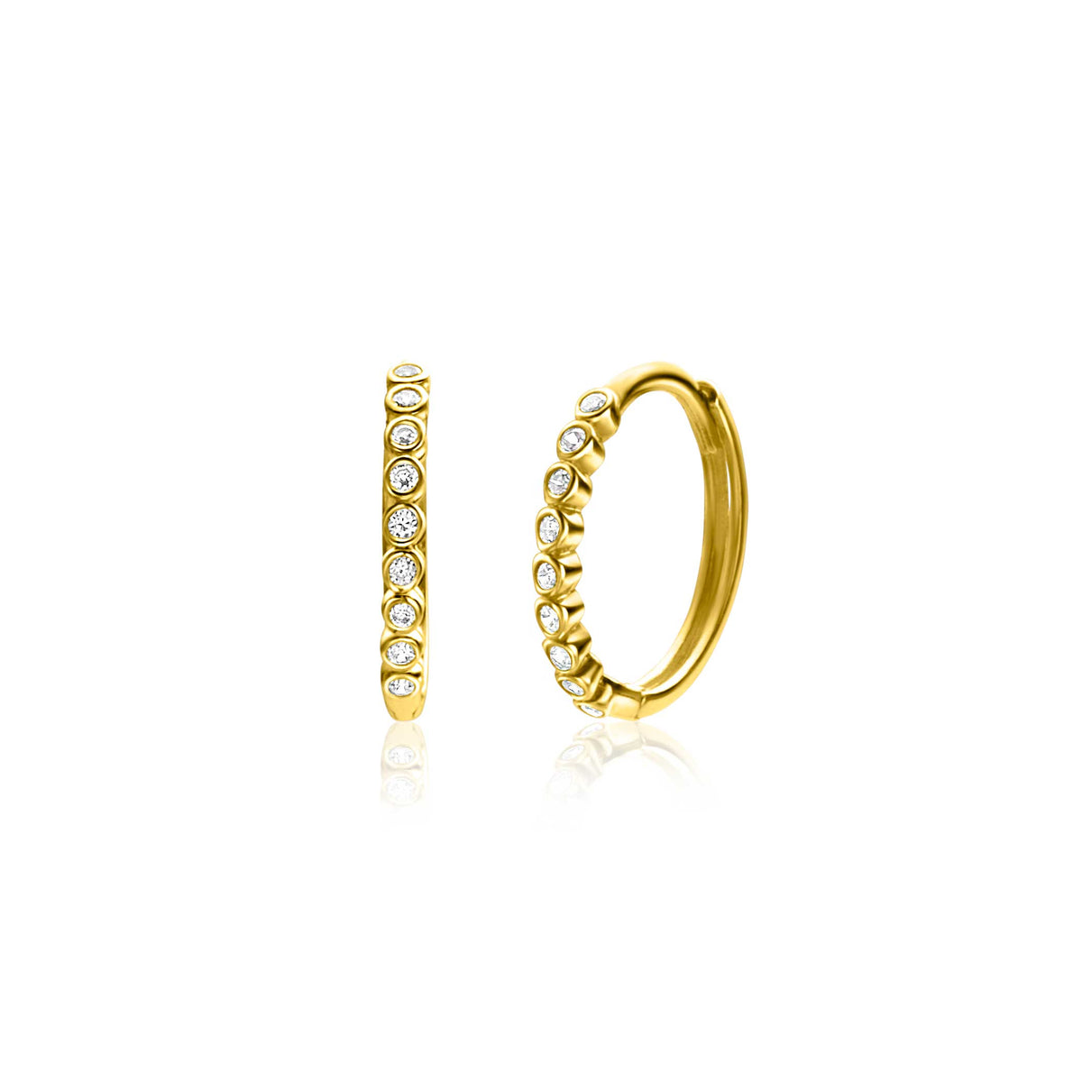 Goldene Ohrringe mit kleinen, runden, weißen Steinen in einer geschlossenen Form