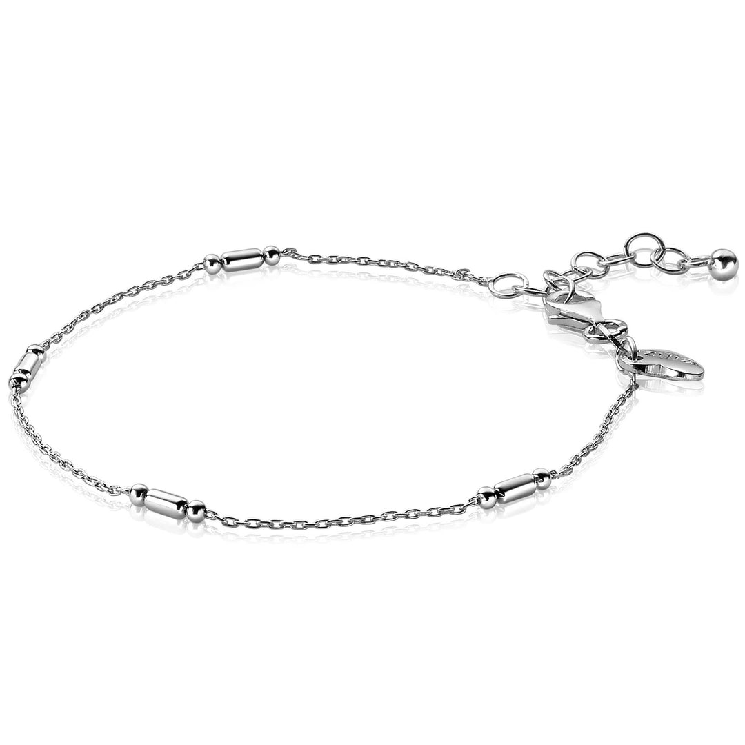 De Zinzi Armband Zilver Zia2219 van Zinzi heeft een fijne ketting met vijf kleine, gelijkmatig verdeelde cilindervormige kraaltjes en een verstelbare sluiting met een bedel, die elegantie uitstraalt.