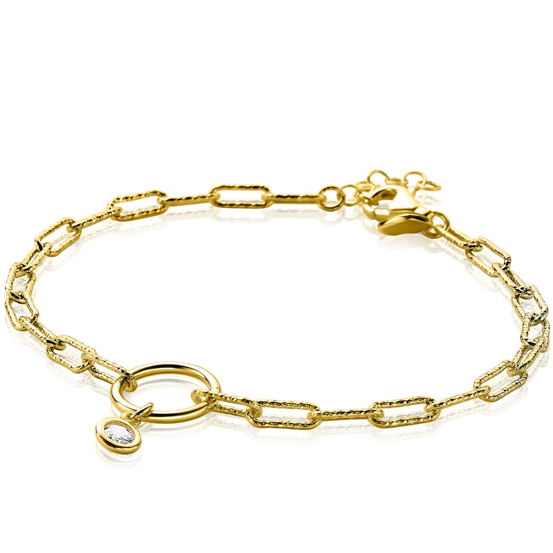 De Zinzi Armband Gold Plated Zia2200 Y is een elegante armband van 14-karaats goud met rechthoekige schakels en een ronde hanger met een witte zirkonia-edelsteen, vastgezet met een karabijnsluiting.