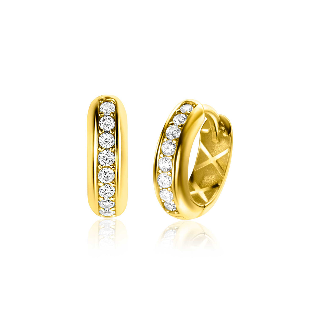Zinzi Oorbellen Goud Zgo435 van Zinzi zijn gouden oorbellen met een luxe sluiting, met een rij sprankelende witte zirkonias langs de buitenrand, prachtig afgezet tegen een maagdelijk witte achtergrond.