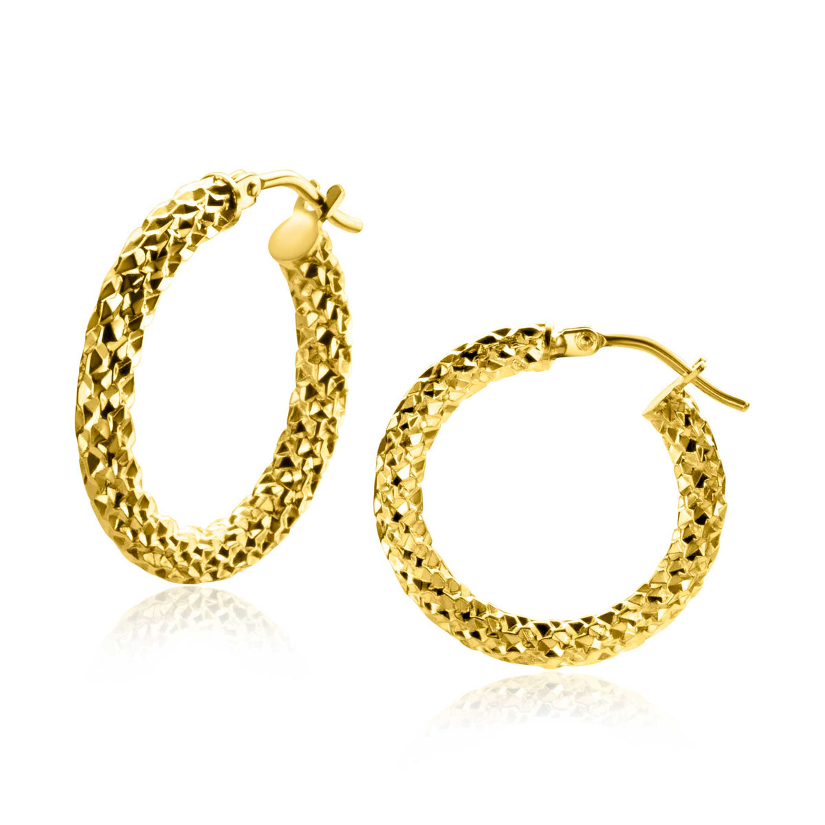 Ohrringe aus goldfarbenem Metall mit geflochtenem Design und geschlossenen Creolen.