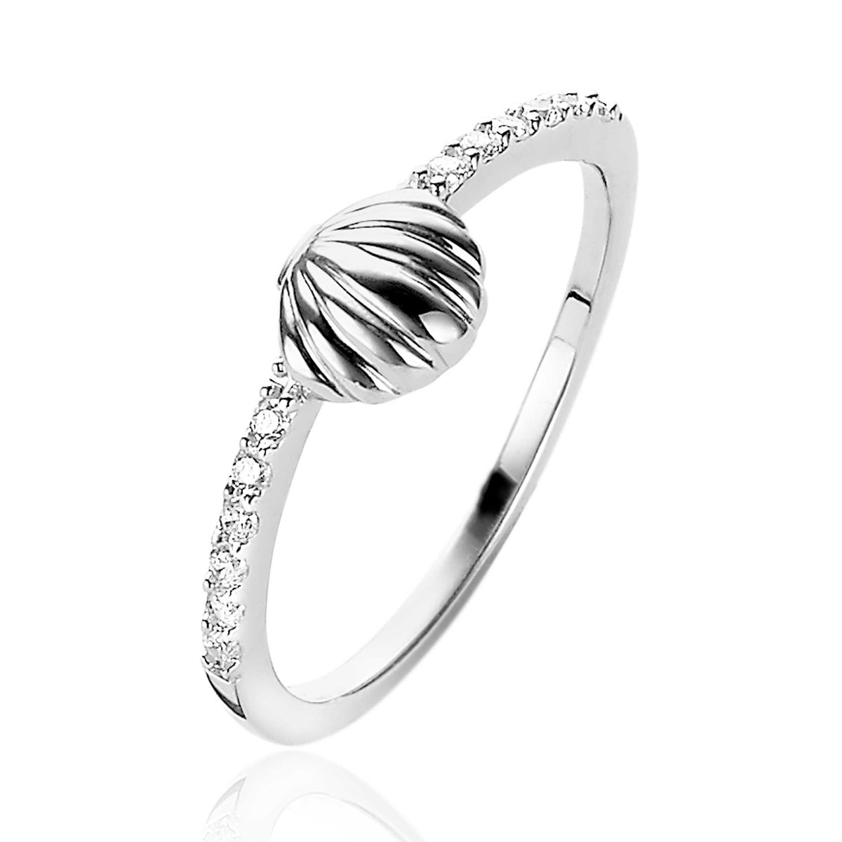 Ring aus Silber mit gewelltem Element und Zirkonia-Steinen an der Seite