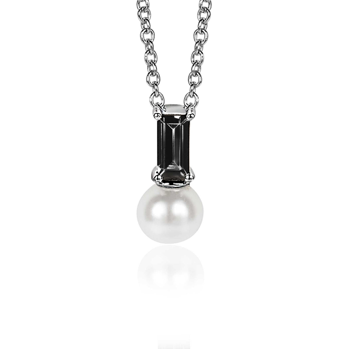 Hänger aus Silber mit schwarzem Edelstein und einer weißen Perle, an einer feinen Kette
