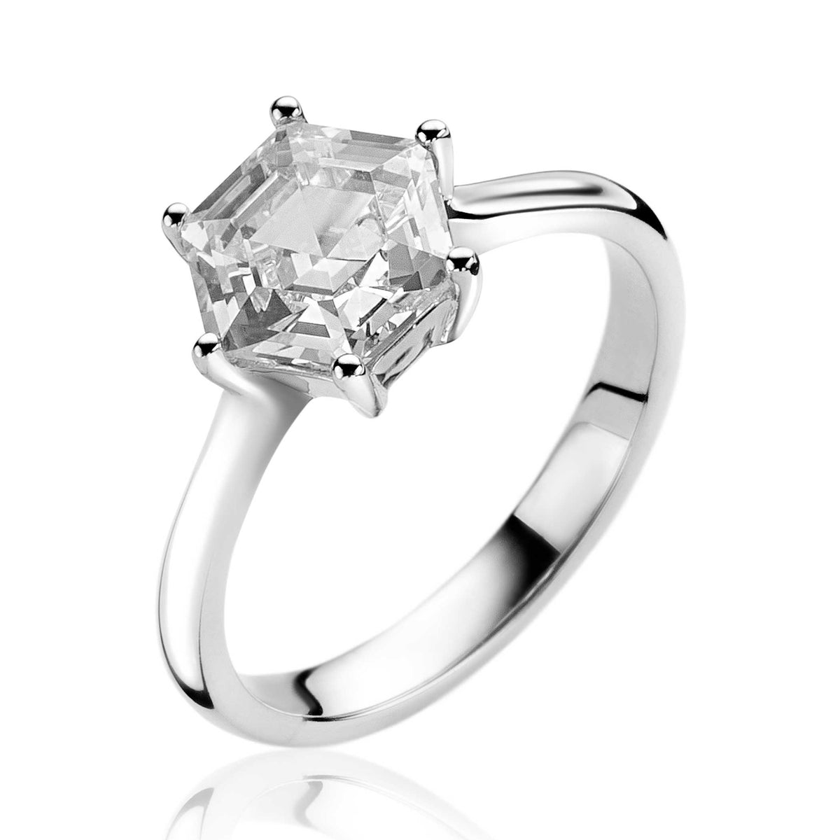 Ring aus Silber mit quadratischem, facettiertem Edelstein in klarer Farbe
