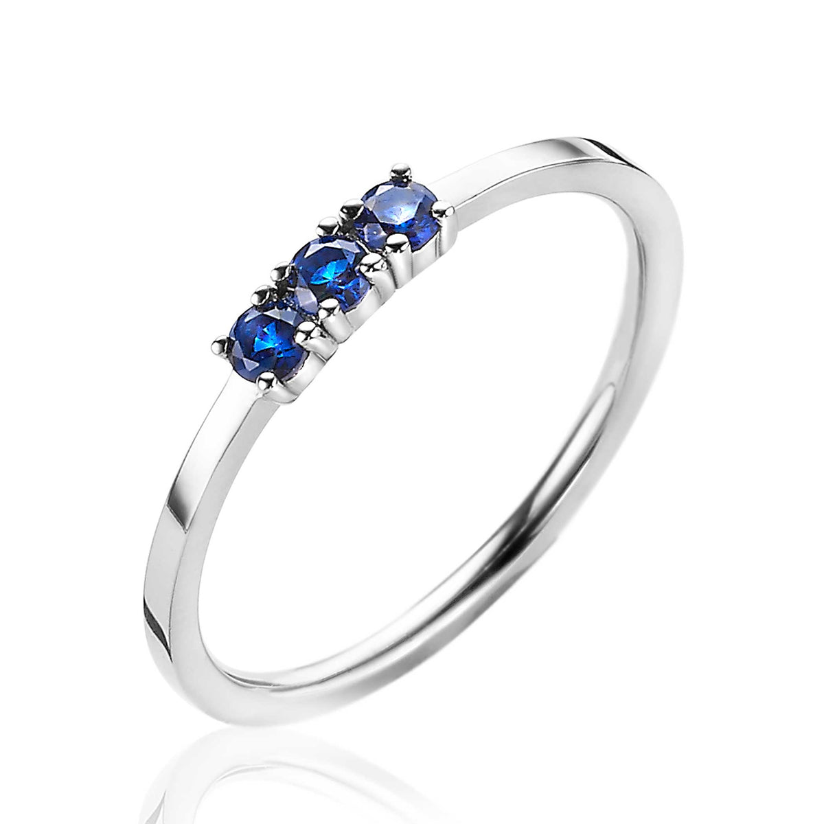 Ring aus Silber mit drei blauen Edelsteinen in einer schlichten Fassung