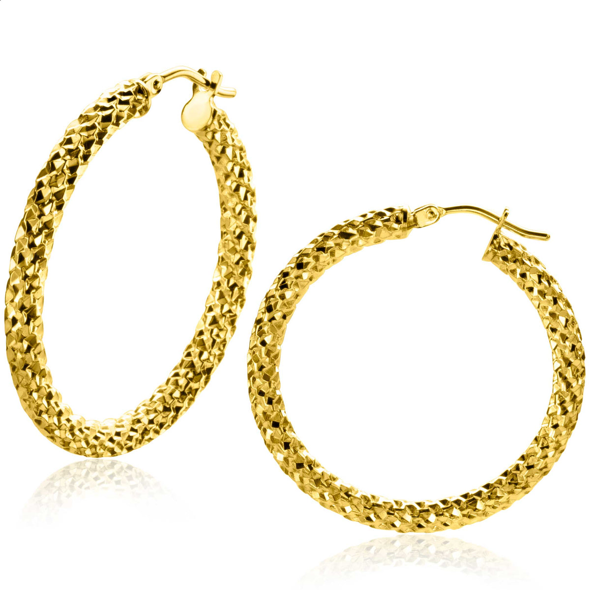 Ohrringe aus goldfarbenem Metall mit geflochtenem Design und geschlossenen Creolen.