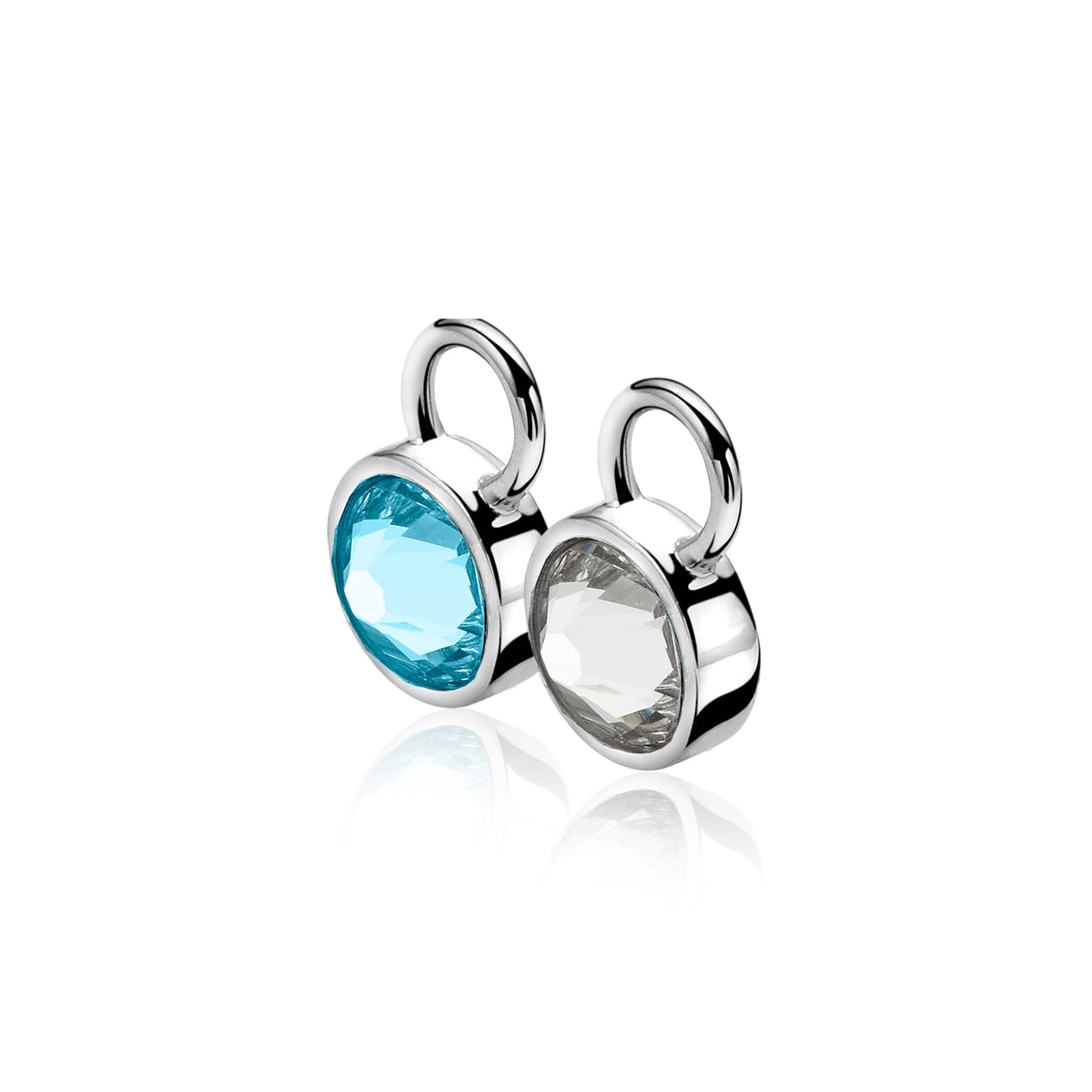 Ohrringe aus Silber mit einem blauen und einem klaren Edelstein