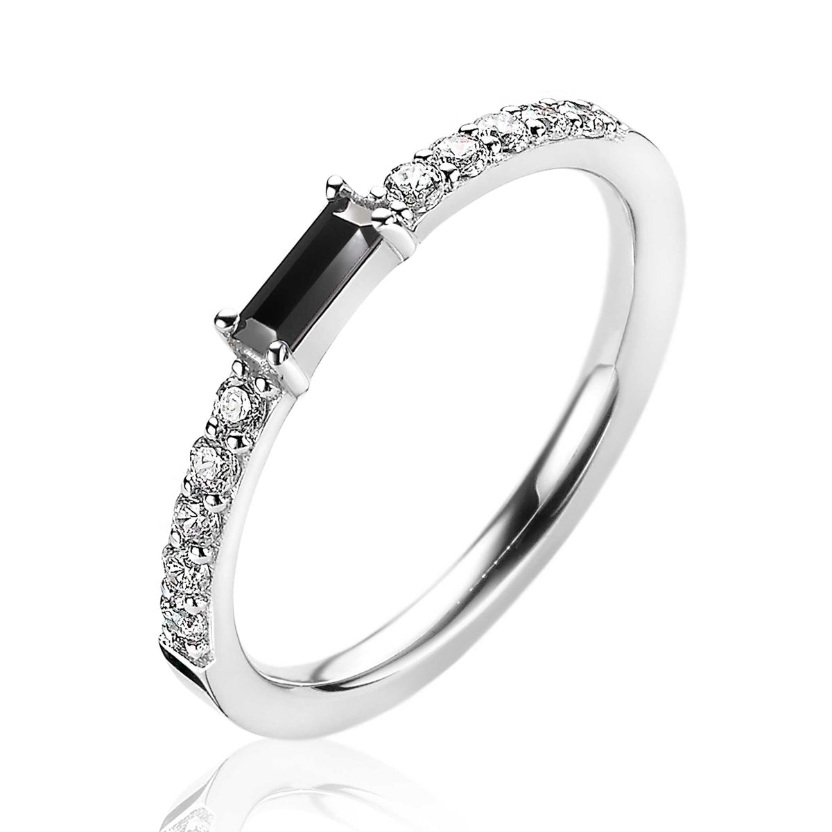 Ring aus Silber mit schwarzem Edelstein und funkelnden Zirkonia-Steinen an der Seite