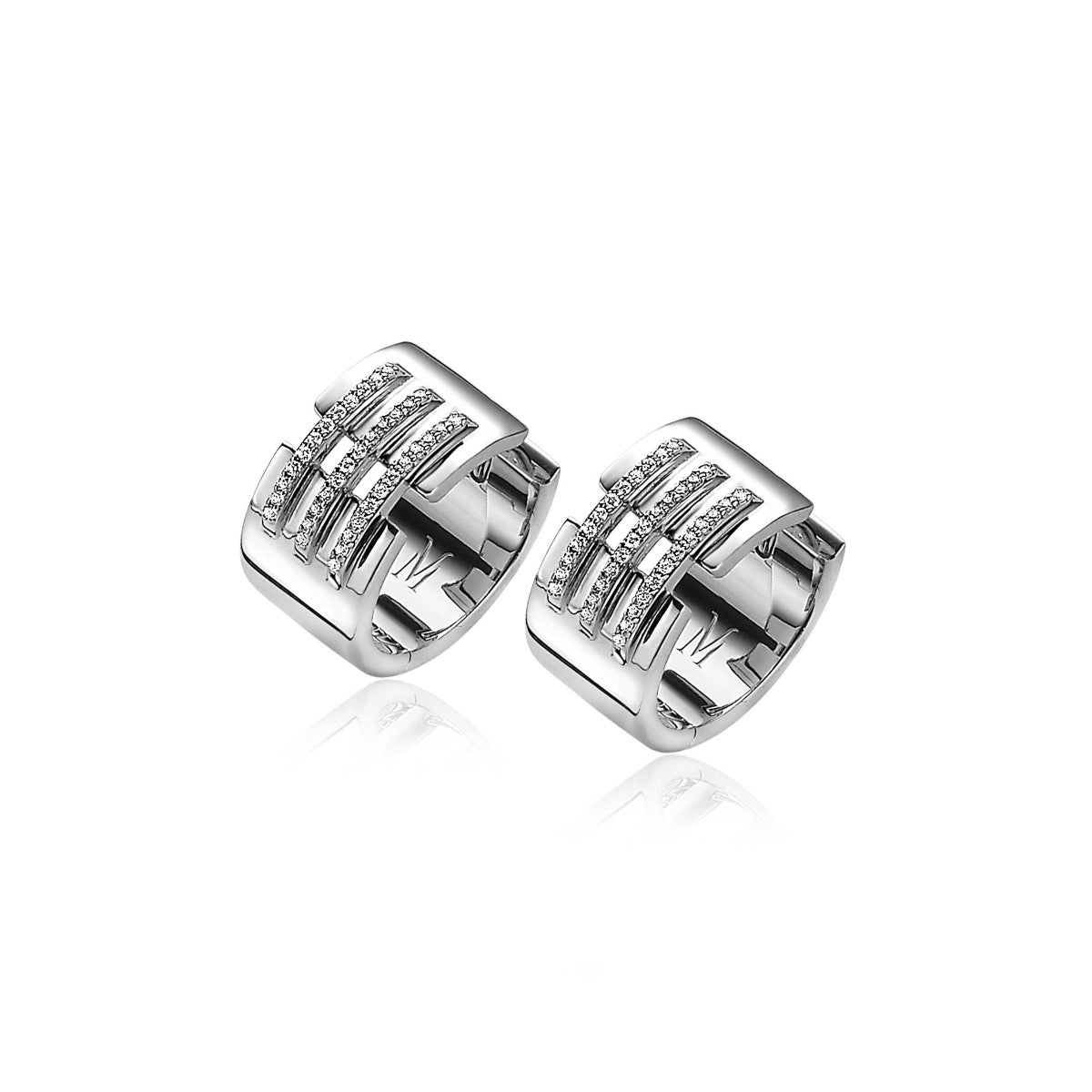 Ohrringe aus Silber mit strukturiertem Design und funkelnden Zirkonia-Steinen