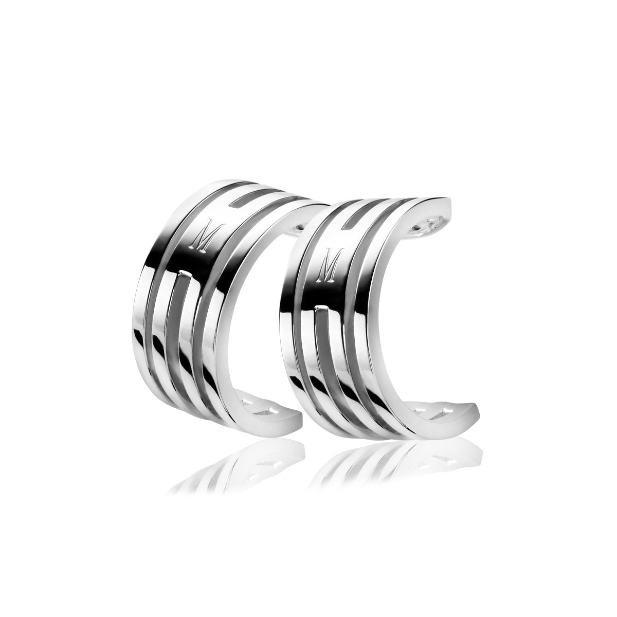 Silberne Ohrringe mit gestreiftem Design und glänzender Oberfläche