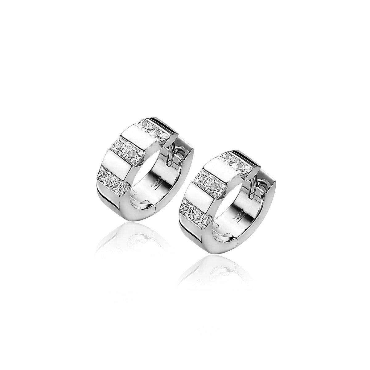 Ohrringe aus Silber mit quadratischem Design und funkelnden Zirkonia-Steinen.