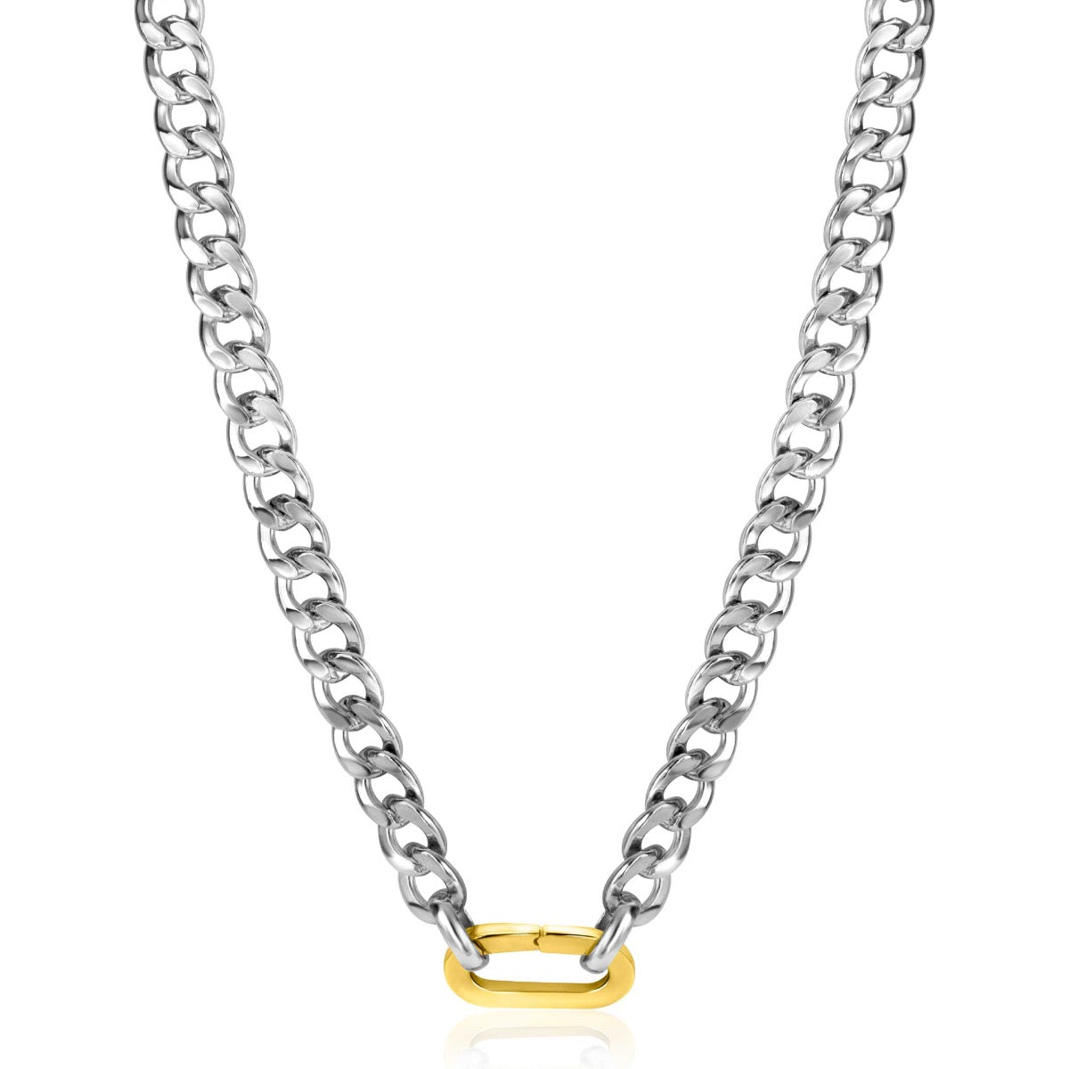 Kette aus Silber mit großen Gliedern und einem goldenen ovalen Anhänger in der Mitte