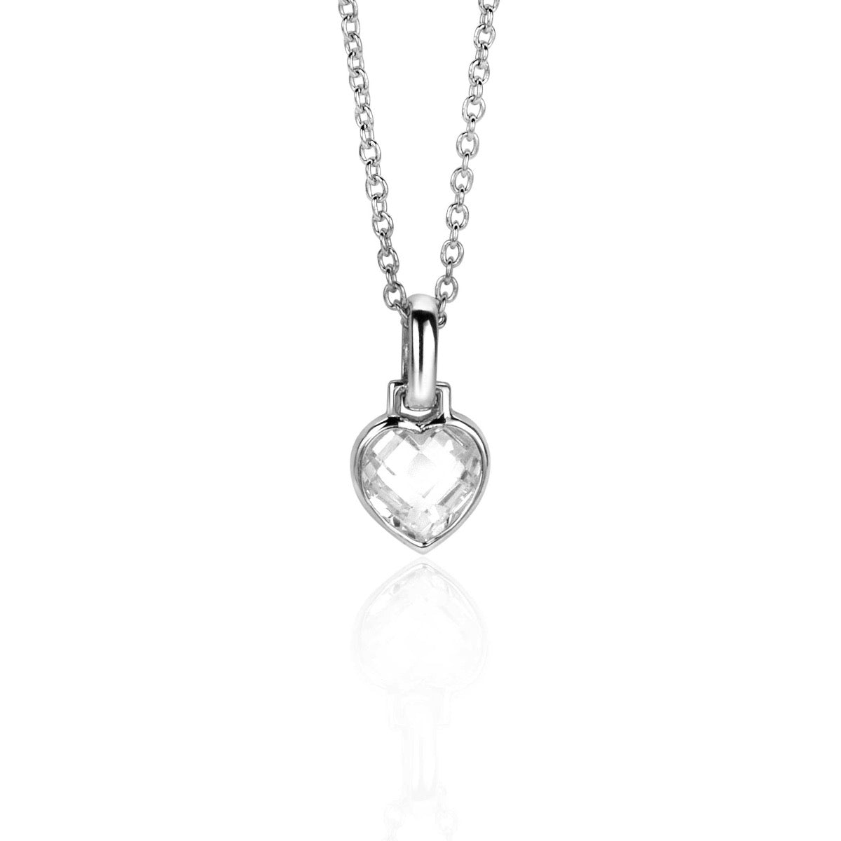 Herzförmiger Anhänger aus Silber mit klarem Edelstein, an einer feinen Silberkette.