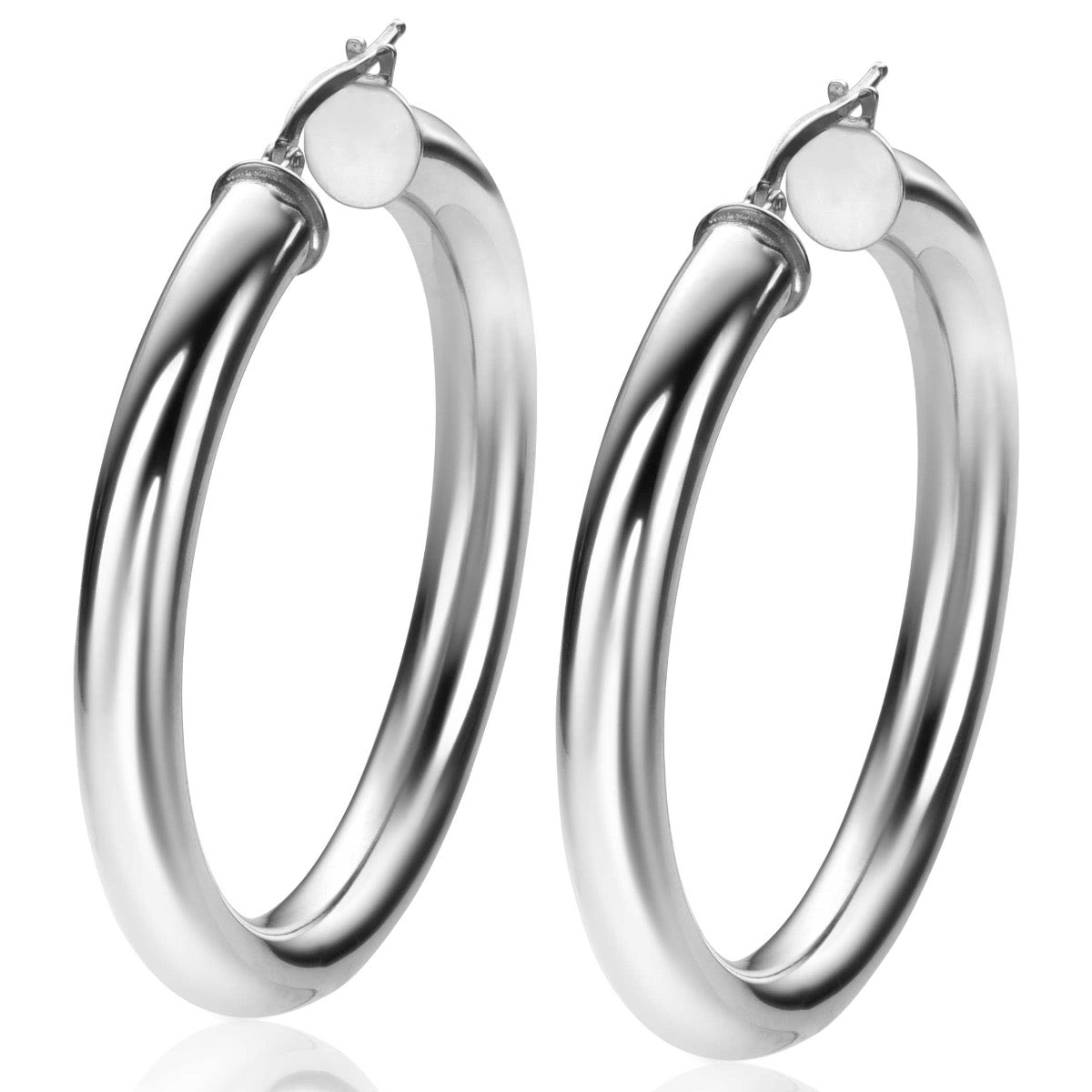Ohrringe aus Silber in runder Form mit glänzender Oberfläche und einfachem Verschluss