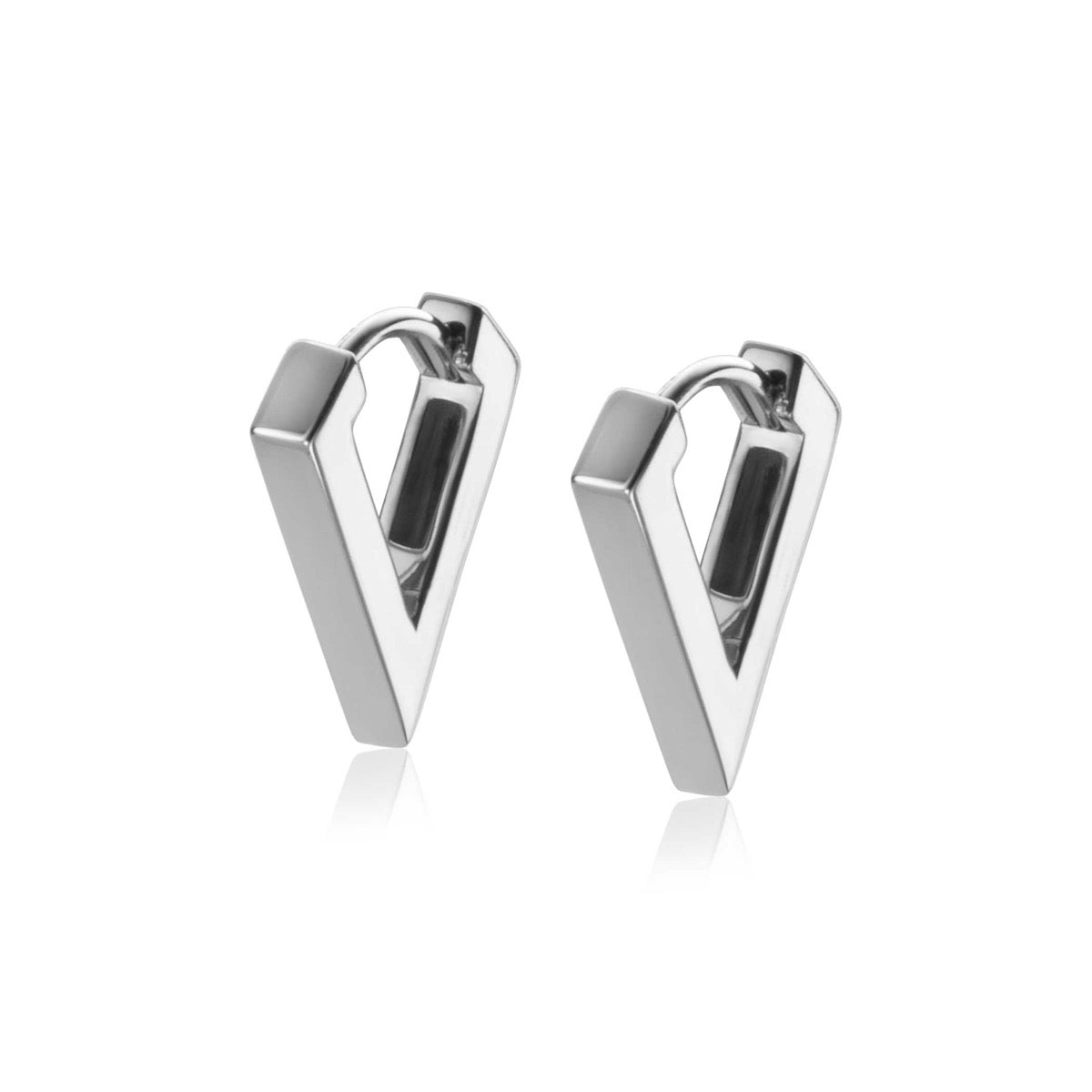 Ohrringe aus Silber in V-Form mit glänzender Oberfläche und Klappverschluss