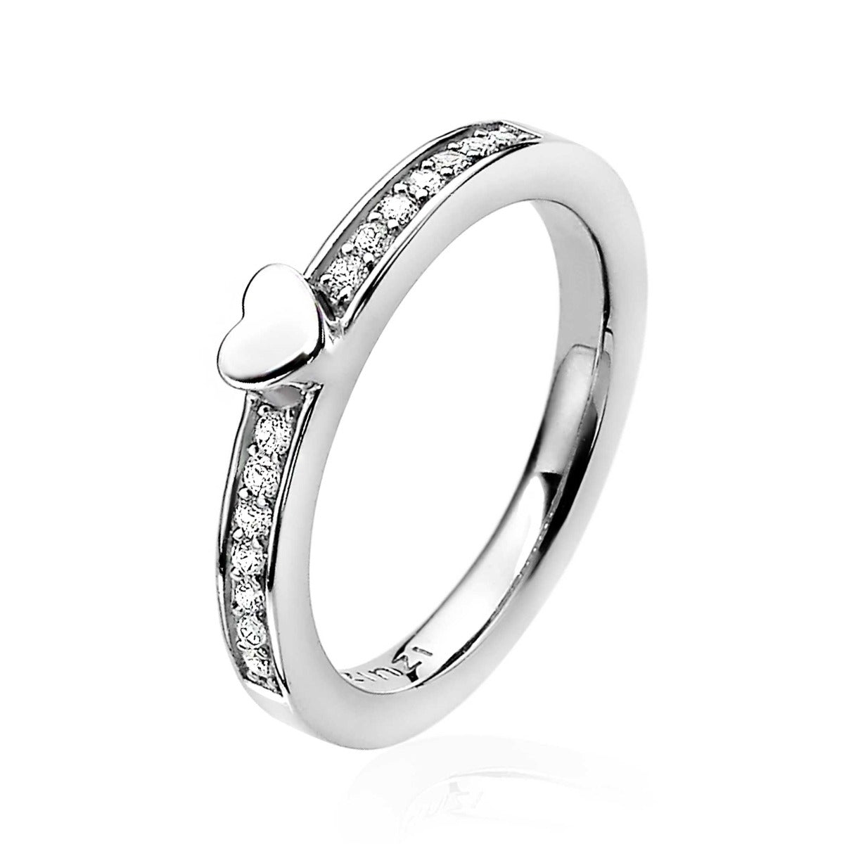 Ring aus Silber mit Herz und Zirkonia-Steinen entlang des Bandes