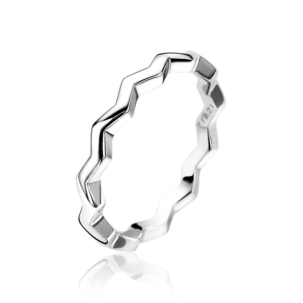 Ring aus Silber mit gewelltem Design und glänzender Oberfläche