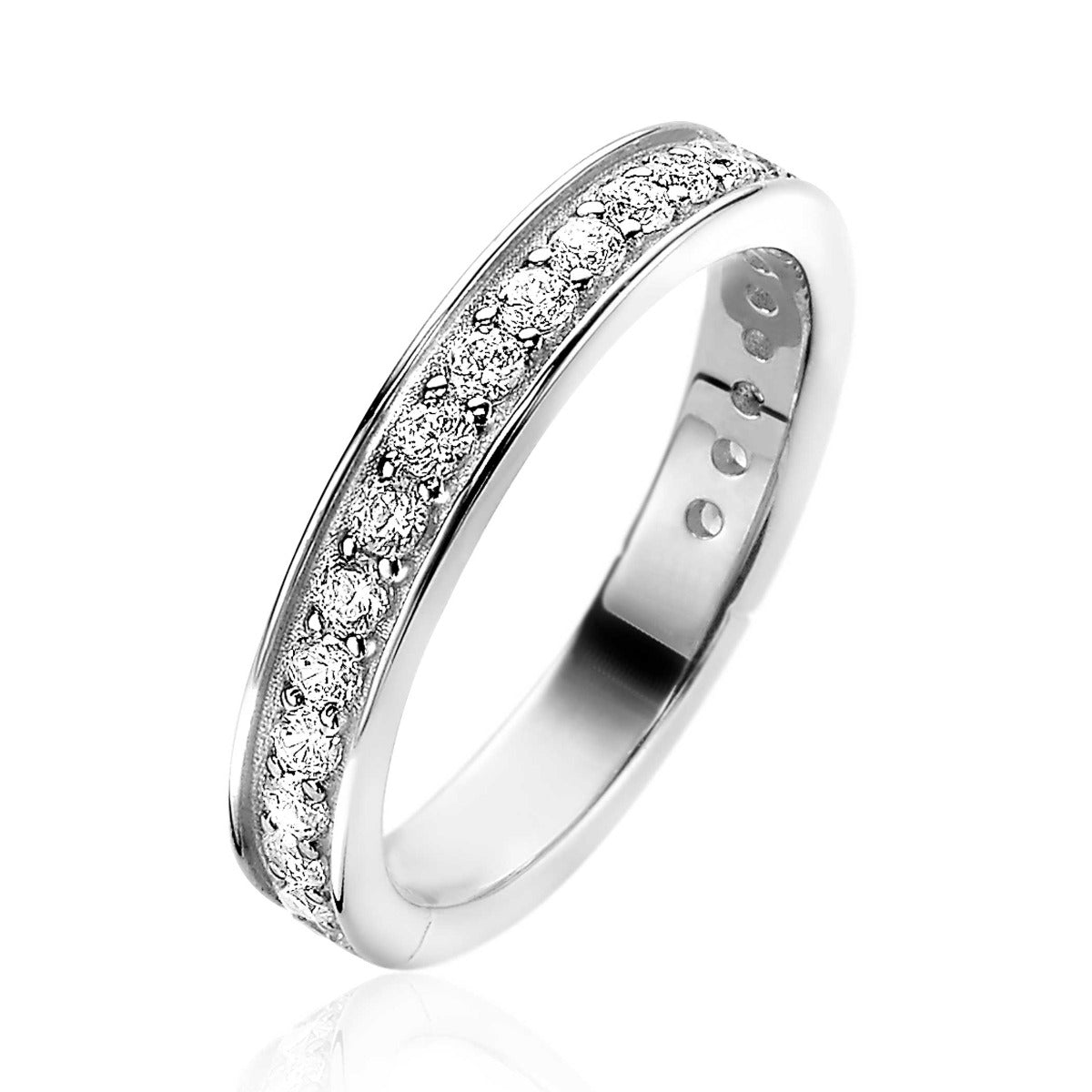 Ring aus Silber mit funkelnden Zirkonia-Steinen entlang der Fassung